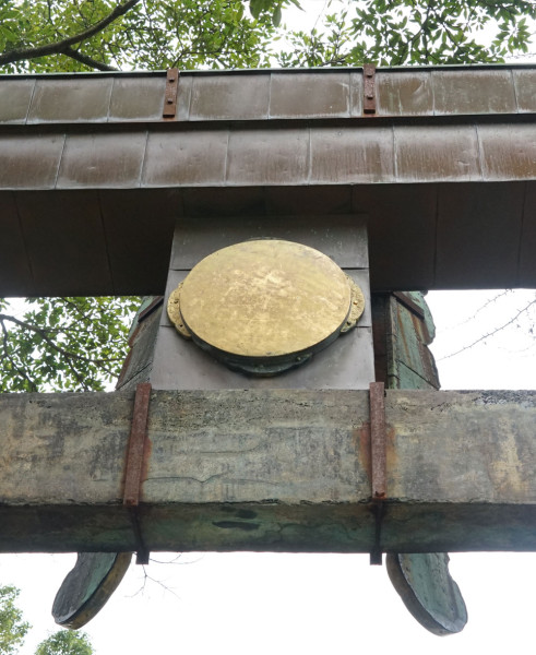 英彦山　勅額裏の丸い金属板アップ